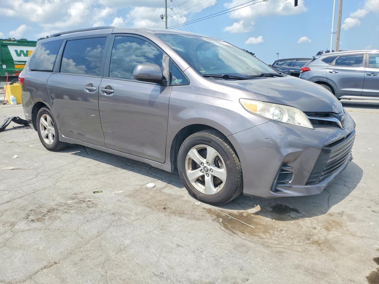 2020 Toyota Sienna Le - Фото 4
