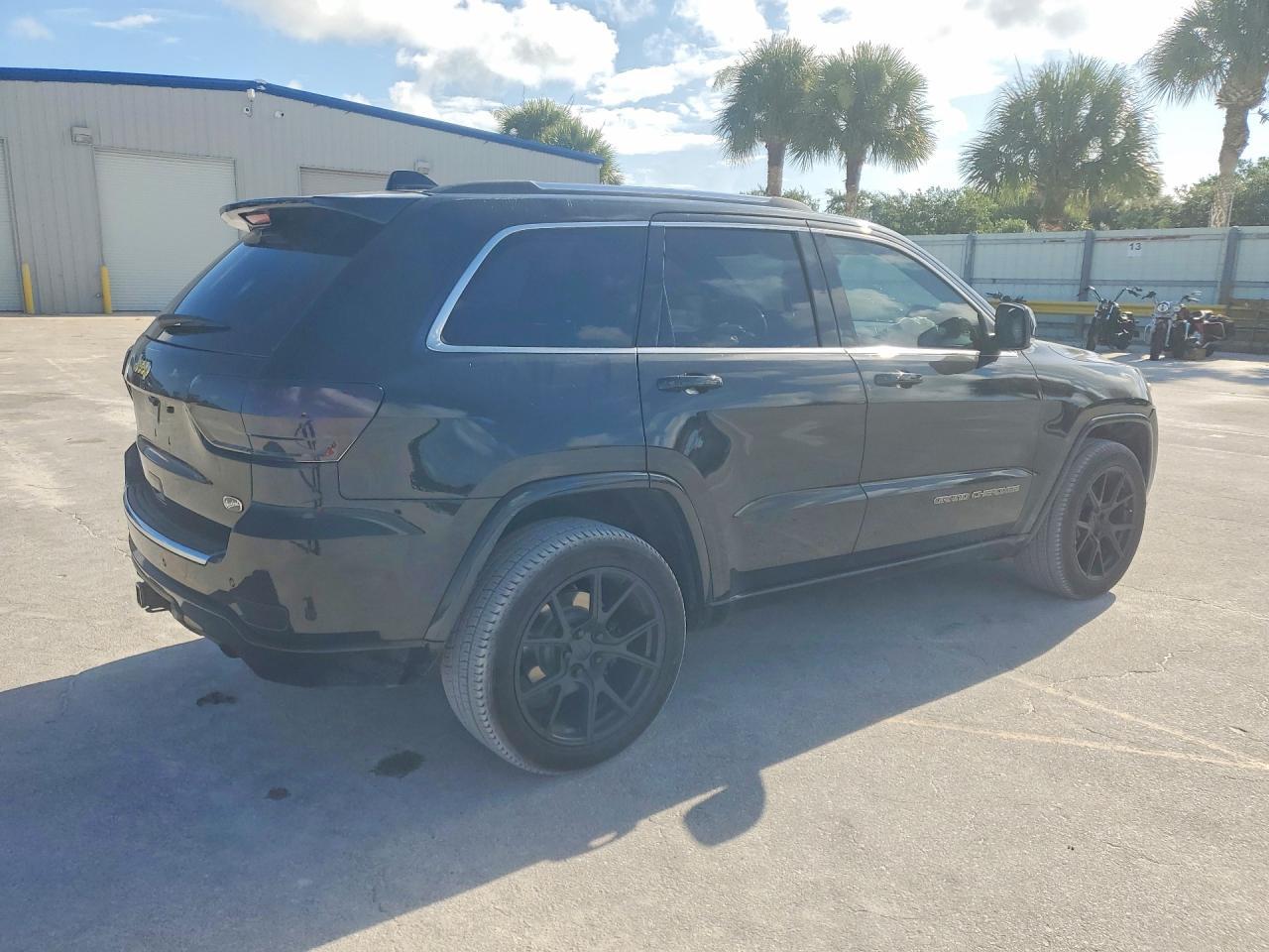 2017 Jeep Grand Cherokee Overland - Image 3