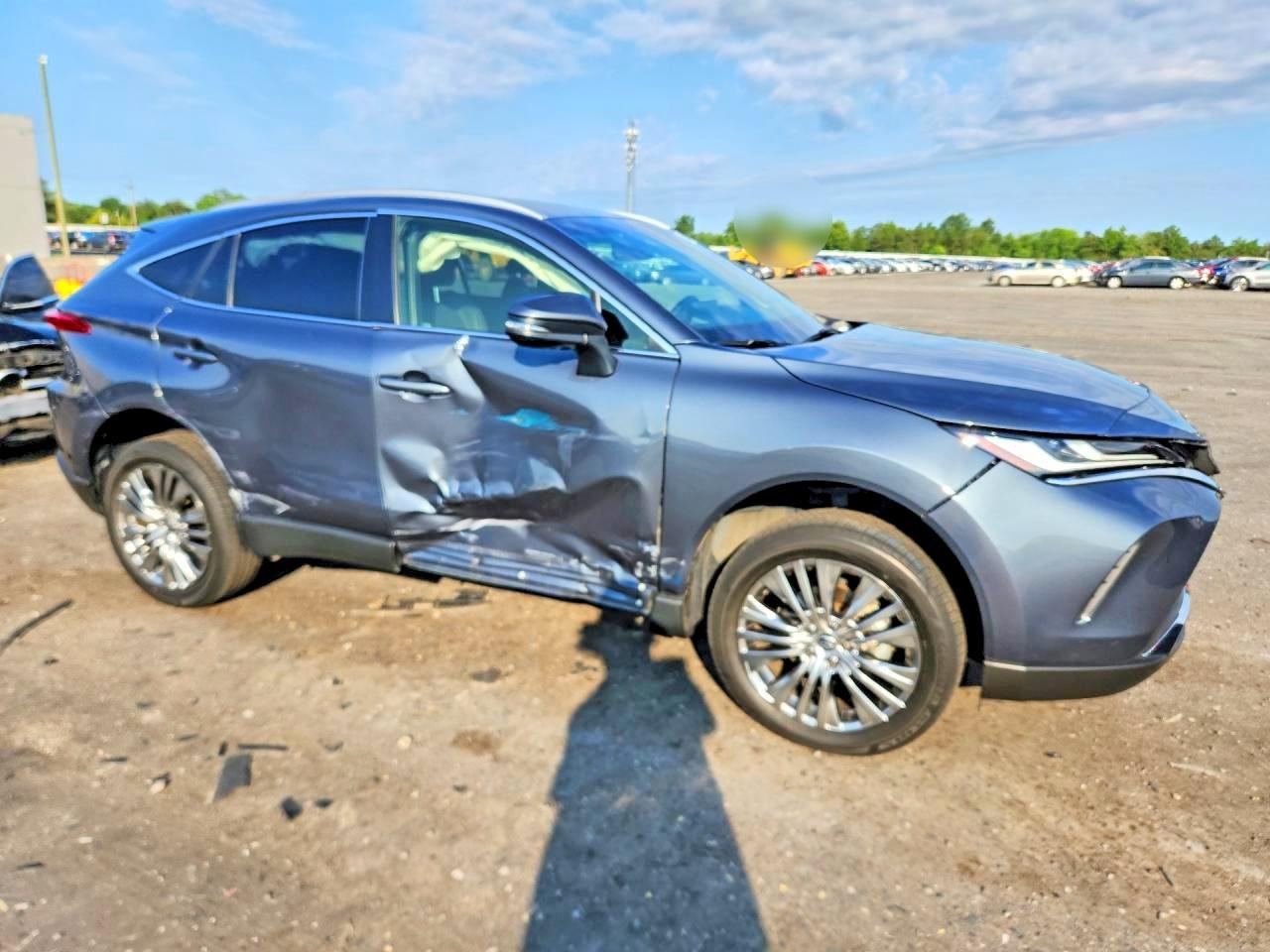 2022 Toyota Venza Limited - Image 4