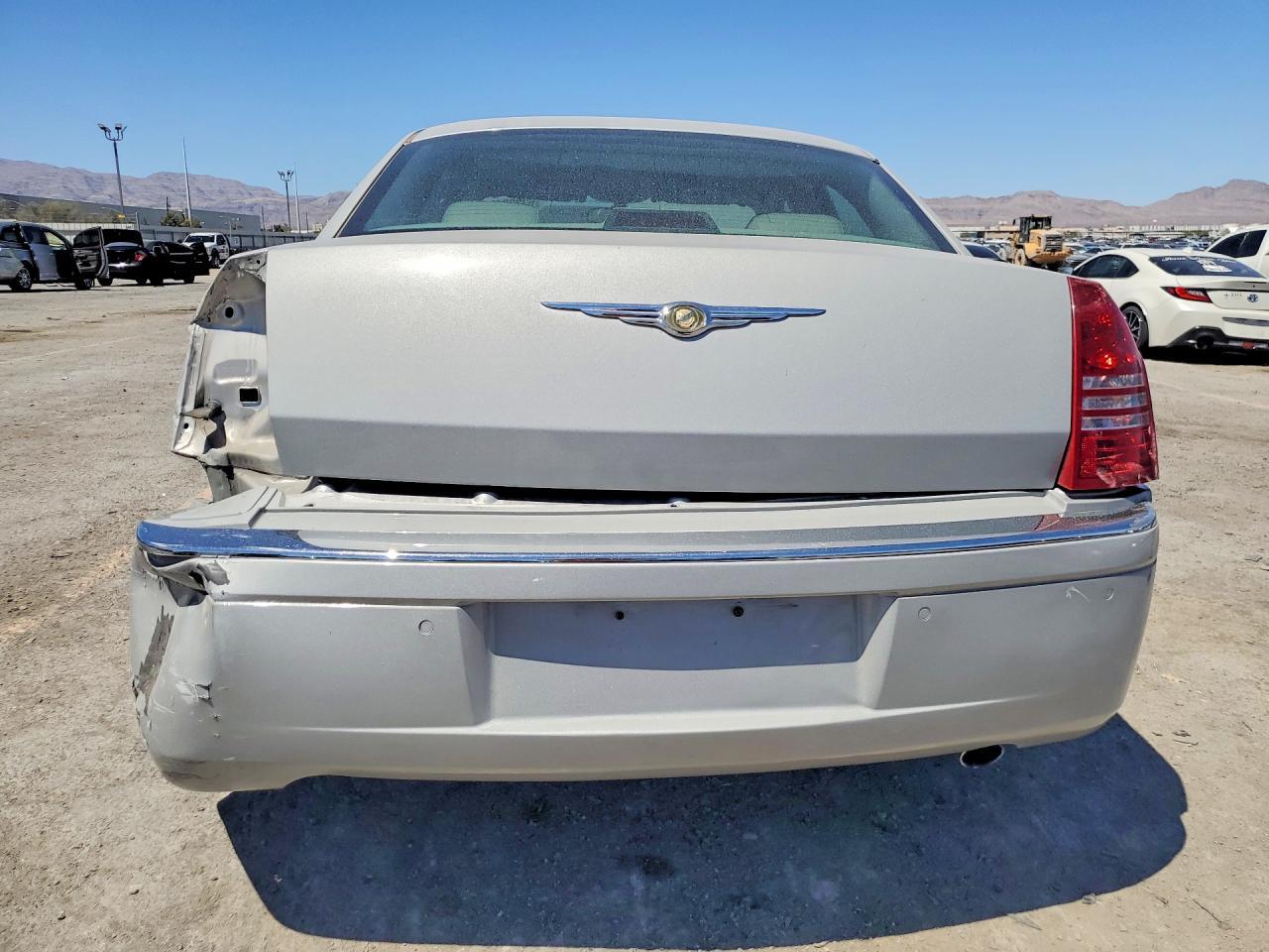 2006 Chrysler 300C - Image 6