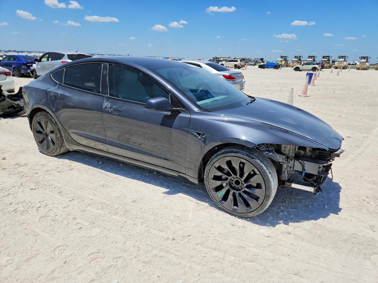 2025 Tesla Model 3 - Фото 4