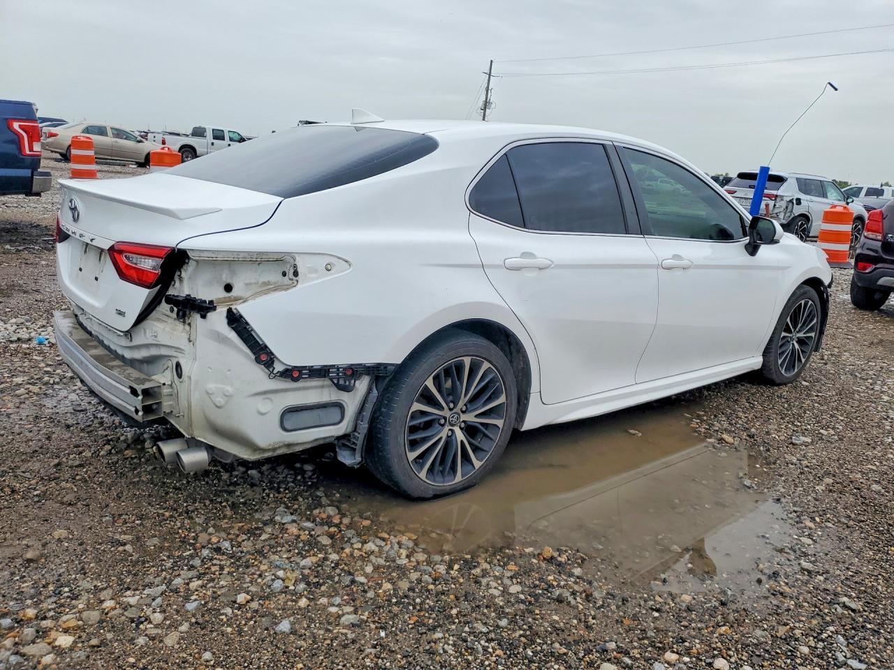 2020 Toyota Camry Se - Image 3