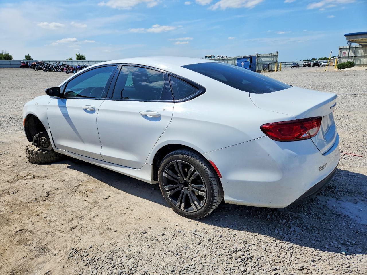 2017 Chrysler 200 Lx - Фото 2
