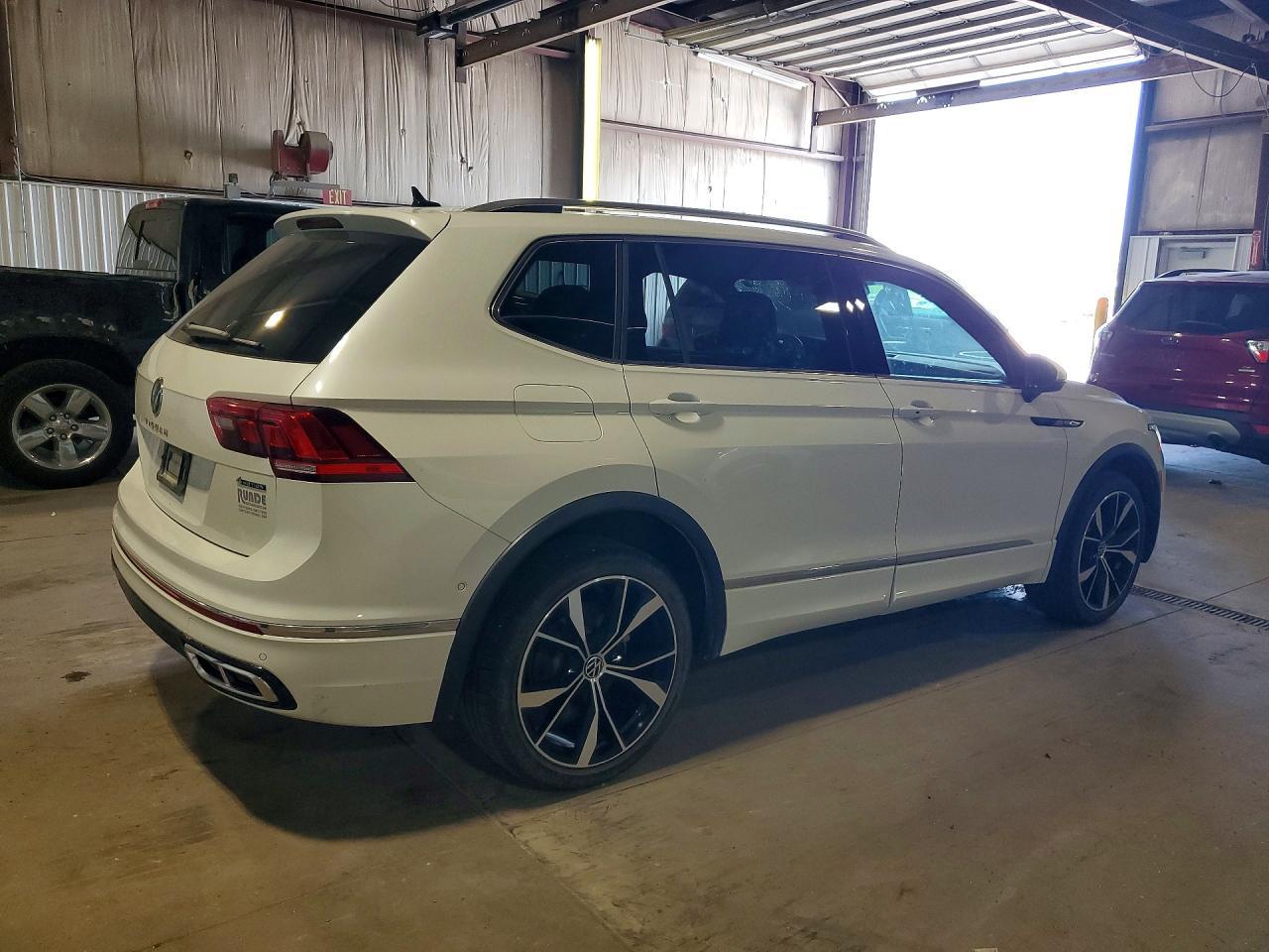 2023 Volkswagen Tiguan Sel R-Line Black - Image 3