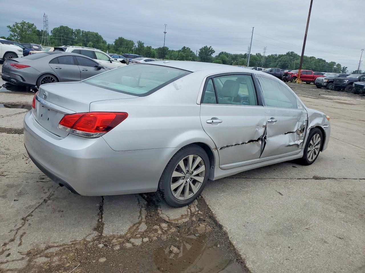 2011 Toyota Avalon Limited - Image 3