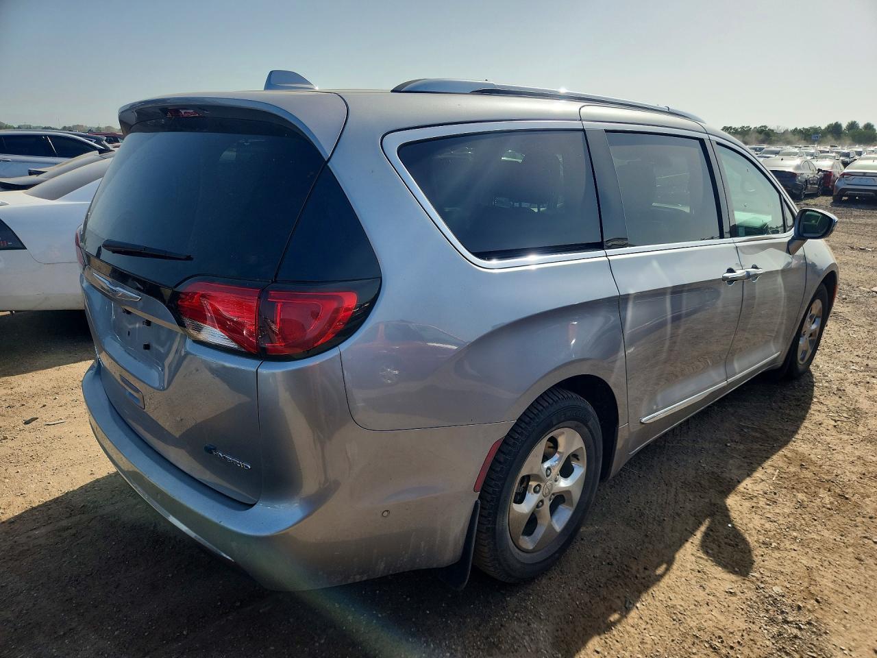 2018 Chrysler Pacifica Hybrid Limited - Фото 3