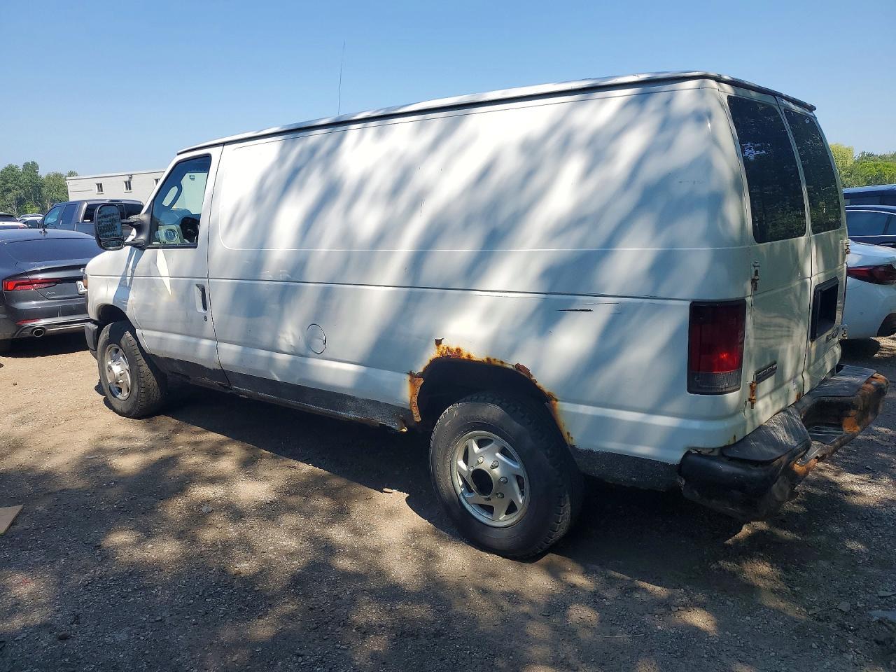 2010 Ford Econoline E250 Van - Фото 2