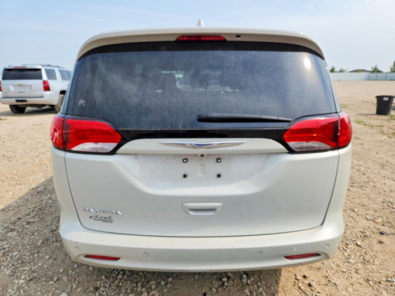 2017 Chrysler Pacifica Touring - Image 6