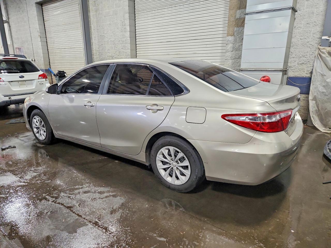 2016 Toyota Camry Le - Фото 2