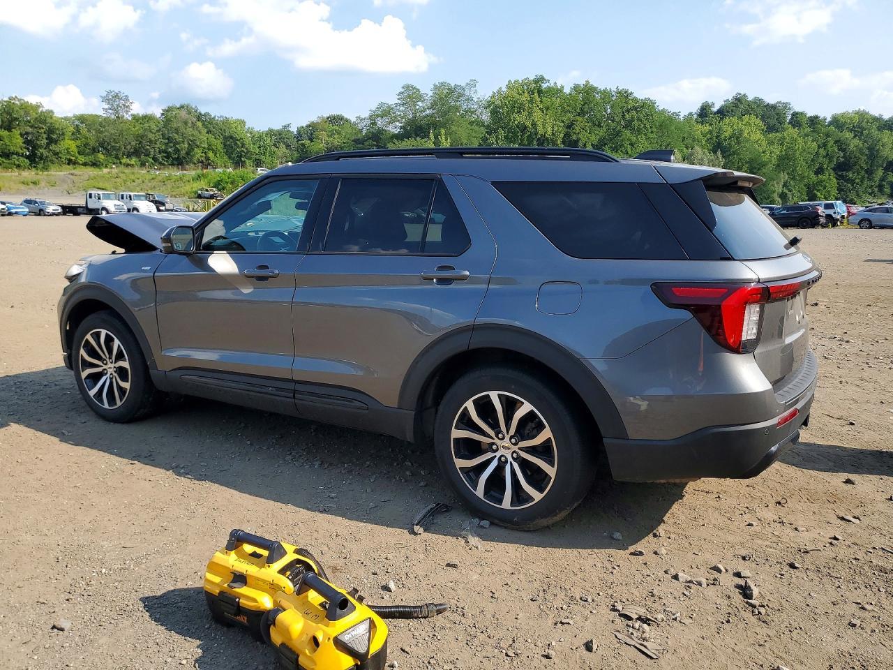 2025 Ford Explorer St-Line - Image 2