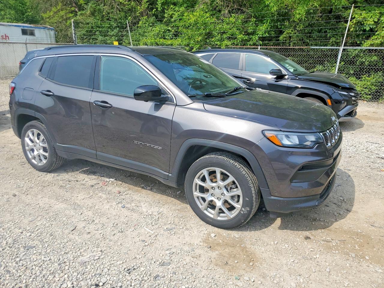 2023 Jeep Compass Latitude Lux - Image 4