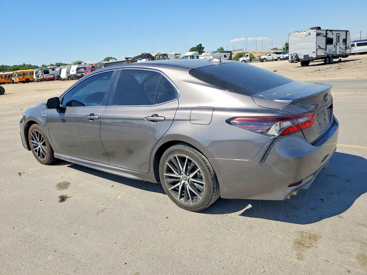 2021 Toyota Camry Se - Фото 2