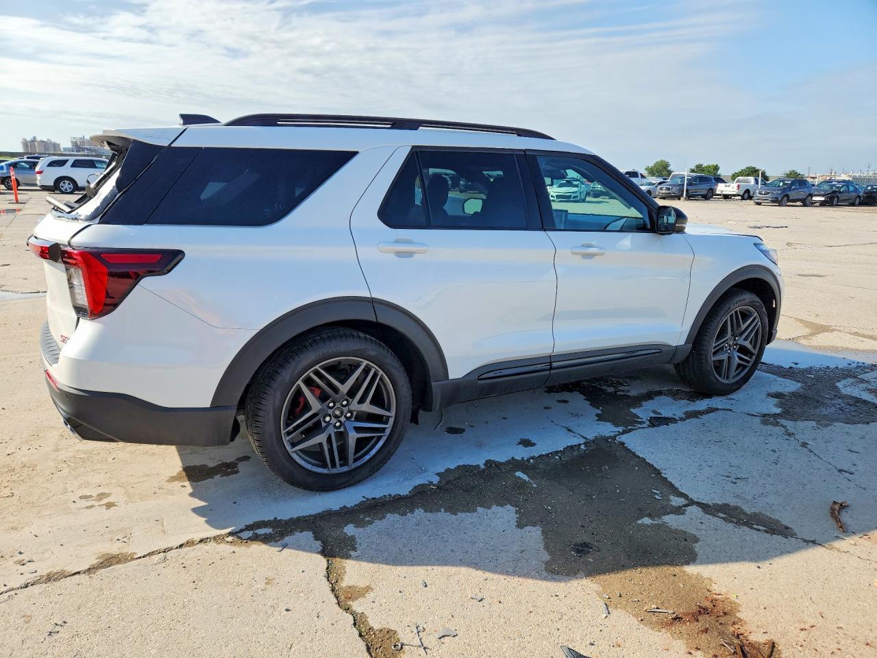 2026 Ford Explorer St - Image 3