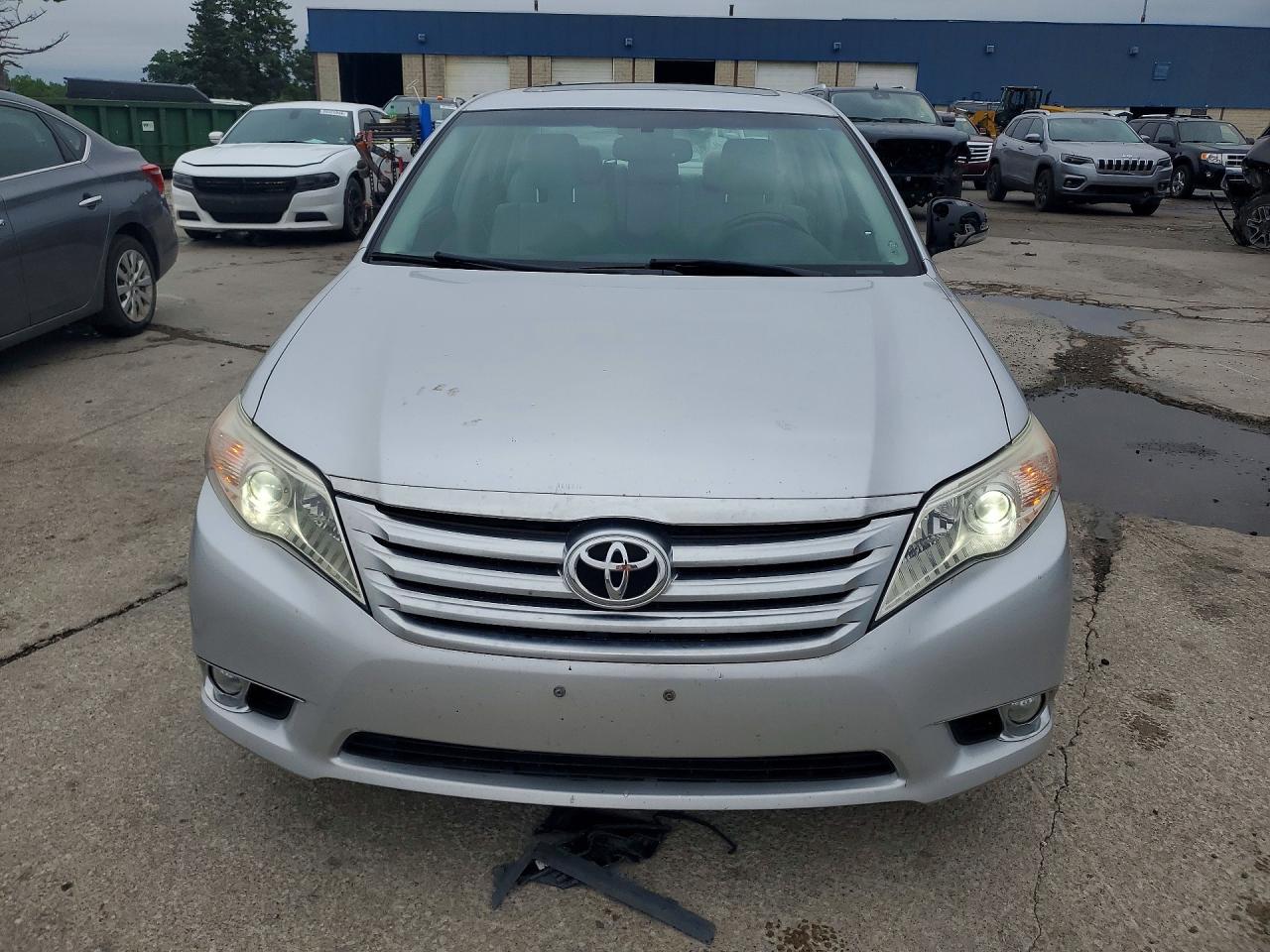 2011 Toyota Avalon Limited - Image 5