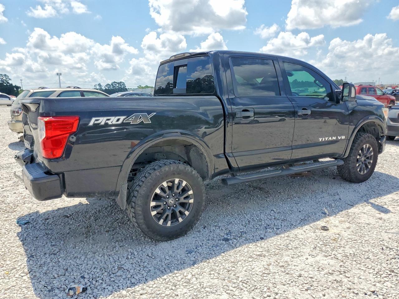 2018 Nissan Titan Pro-4X - Фото 3