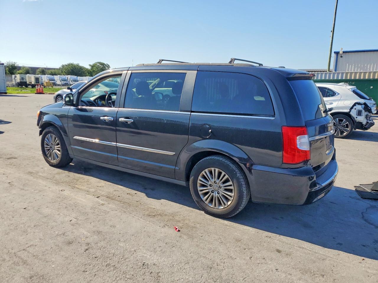 2015 Chrysler Town & Country Touring L - Image 2