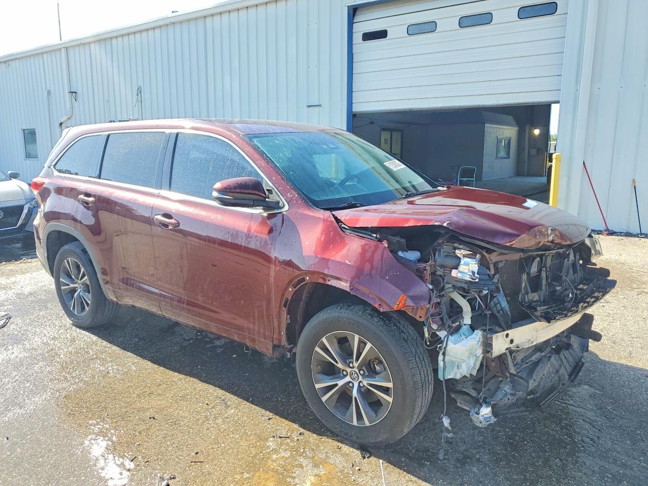 2017 Toyota Highlander Le Plus - Image 4