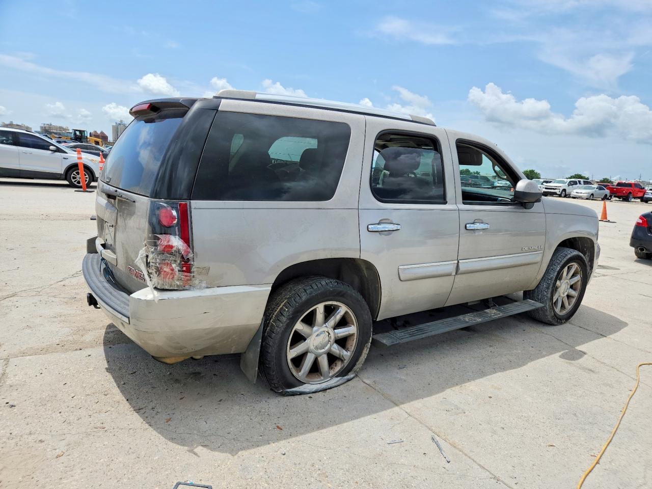 2008 GMC Yukon Denali - Image 3
