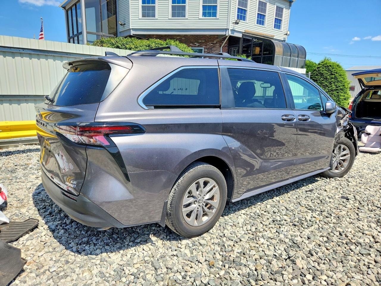 2024 Toyota Sienna Le - Image 3
