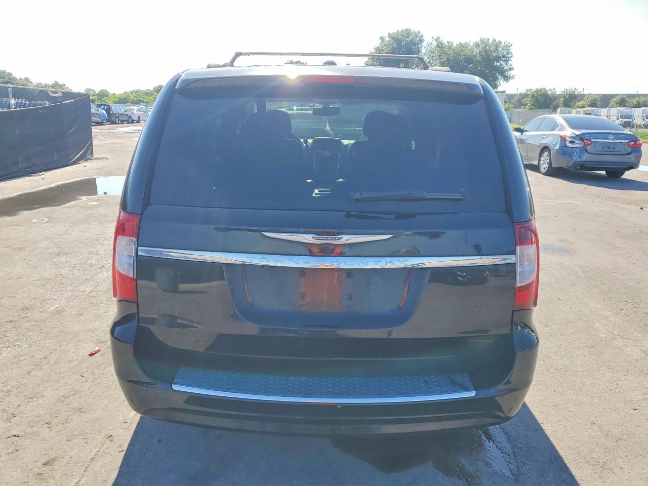 2015 Chrysler Town & Country Touring L - Image 6