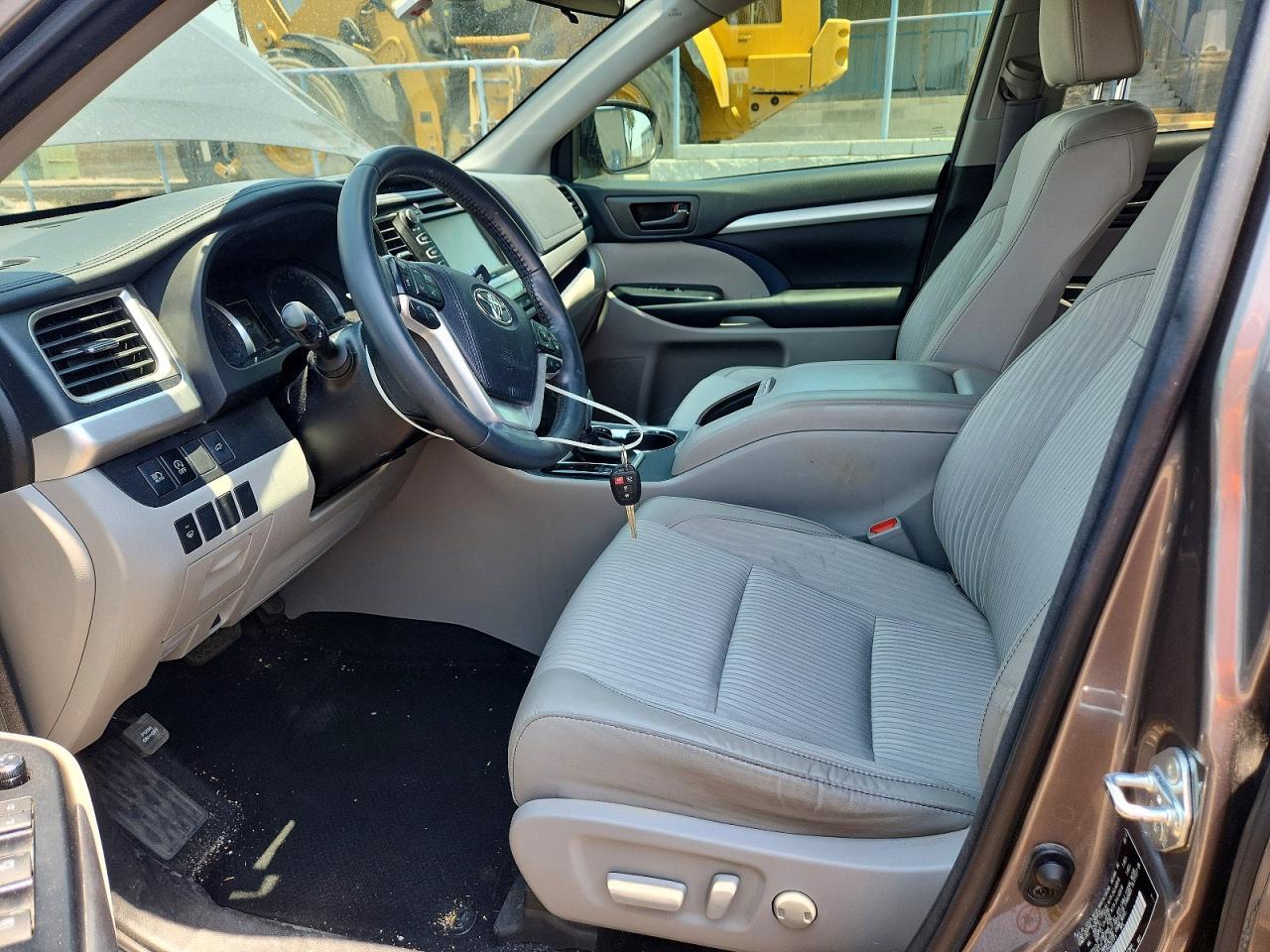2017 Toyota Highlander Le Plus - Image 7
