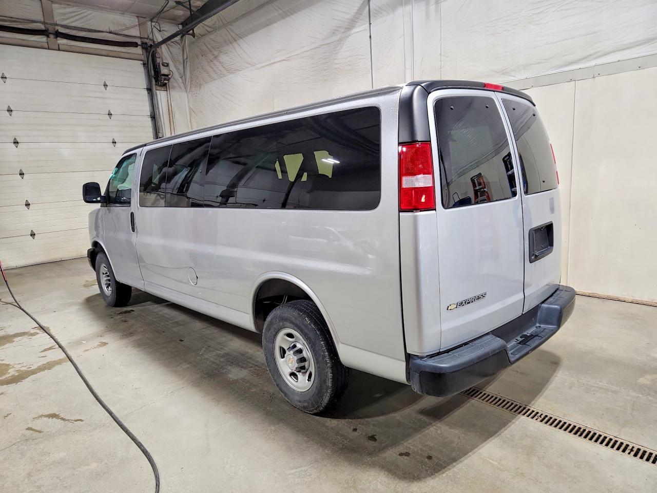 2023 Chevrolet Express G3500 Ls - Фото 2
