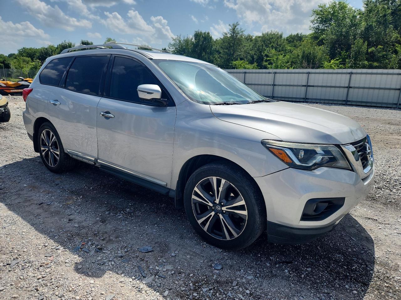 2017 Nissan Pathfinder Platinum - Image 4