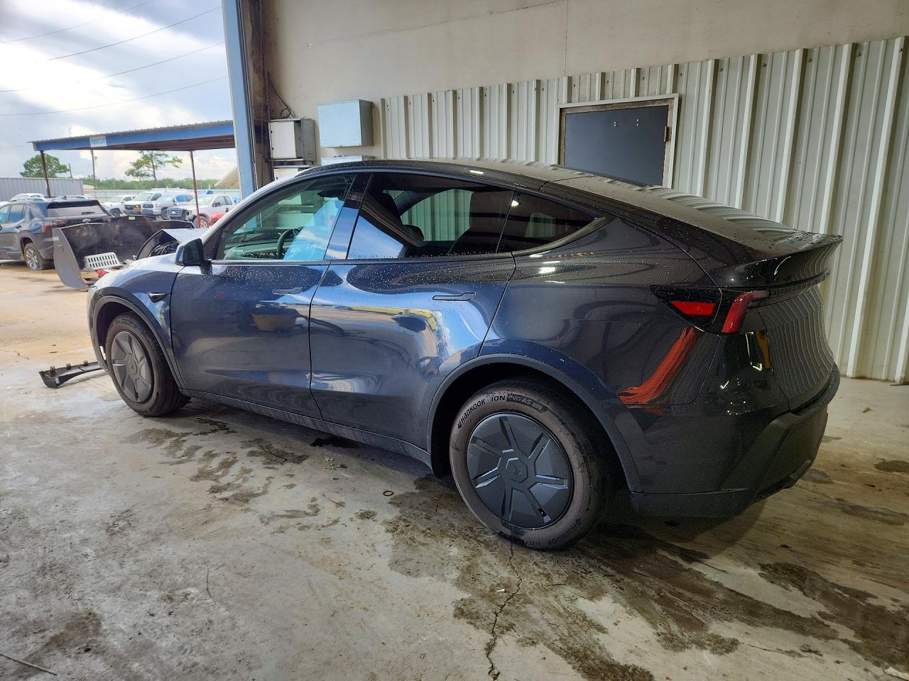 2026 Tesla Model Y - Фото 2