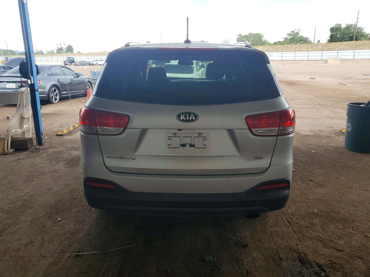 2017 Kia Sorento Lx - Image 6