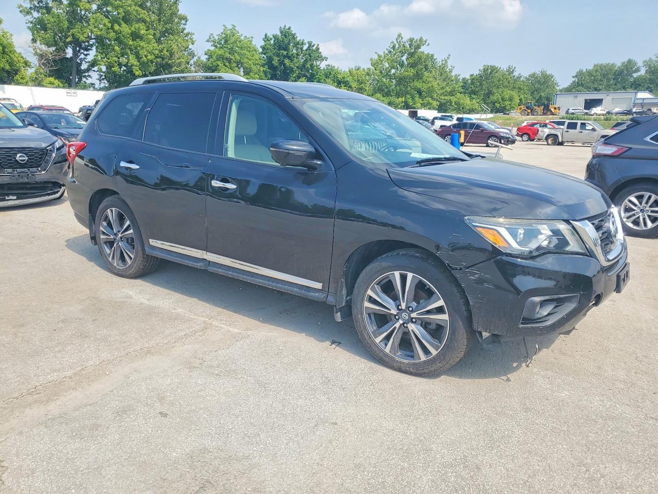 2017 Nissan Pathfinder Platinum - Image 4