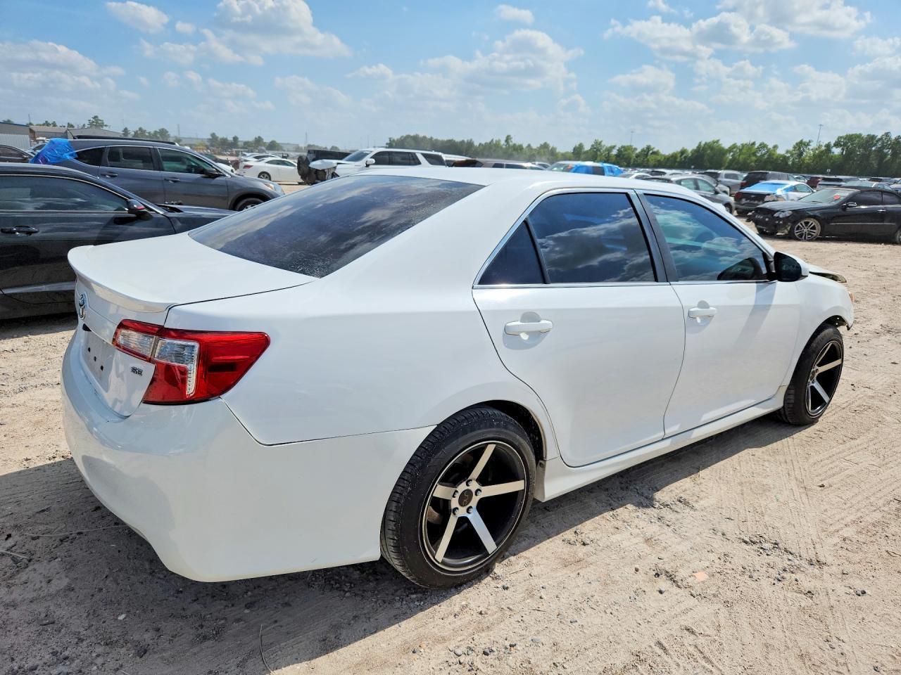 2014 Toyota Camry Se - Image 3