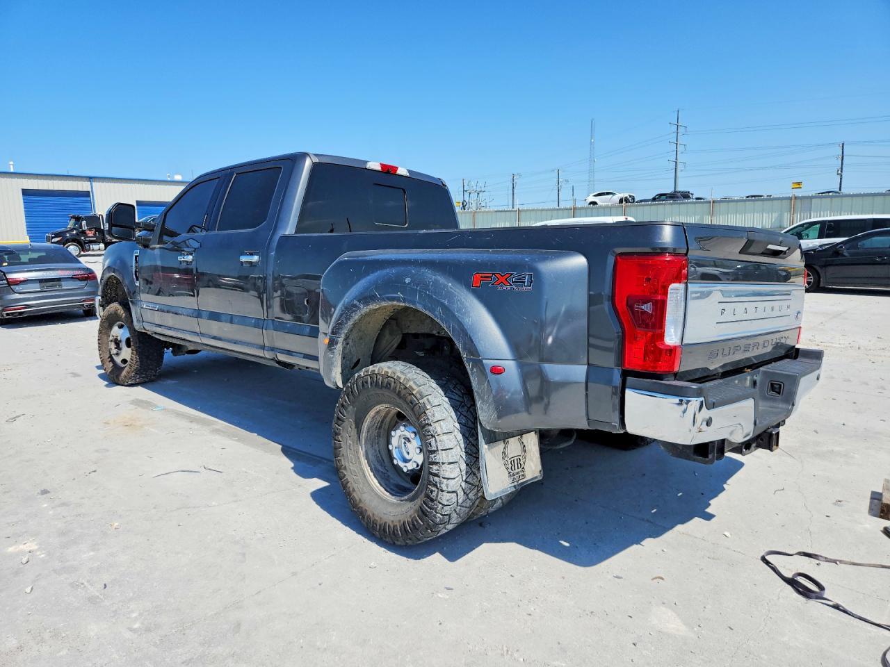 2017 Ford F350 Super Duty - Фото 2