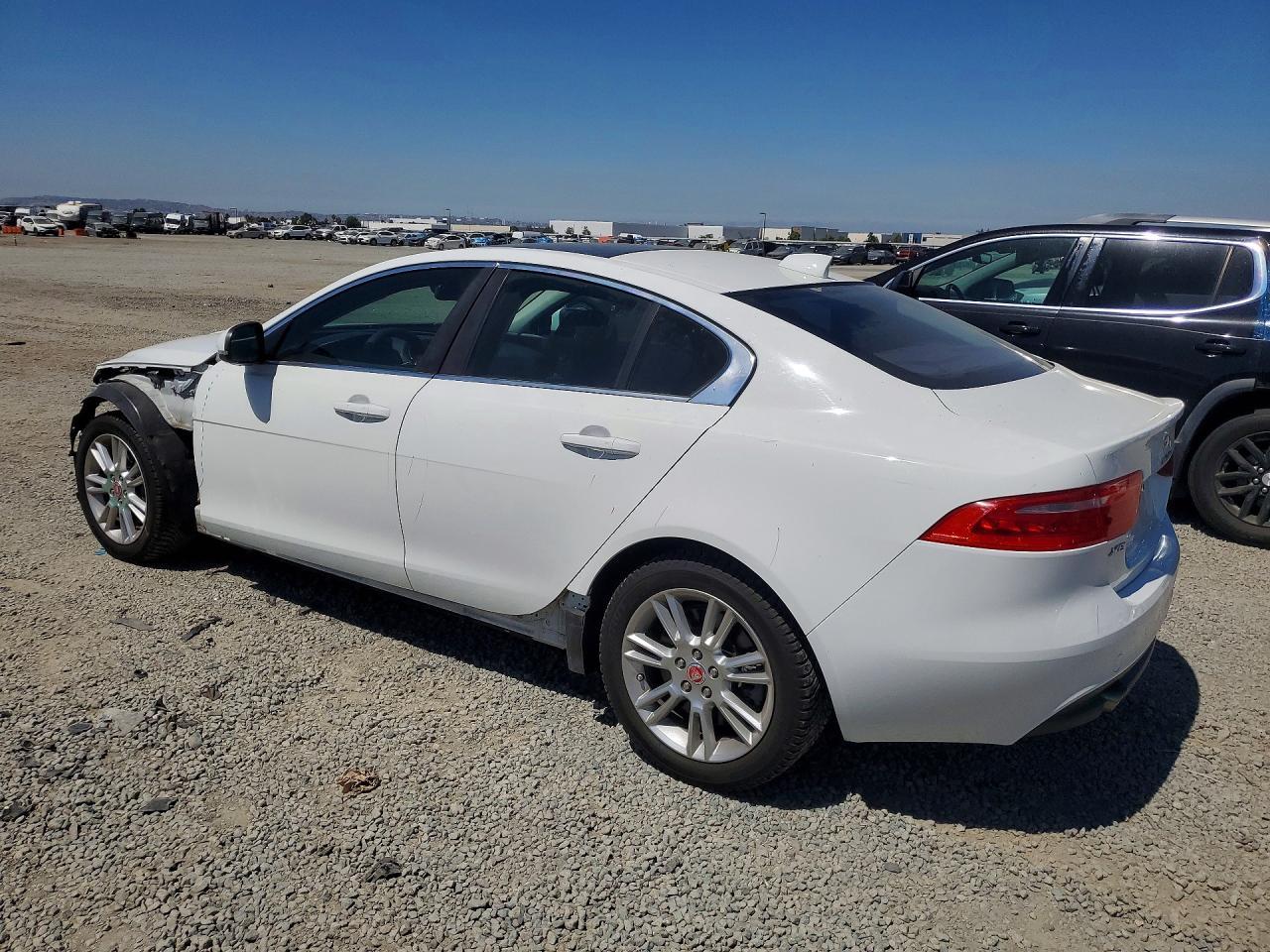 2019 Jaguar Xe Premium - Фото 2