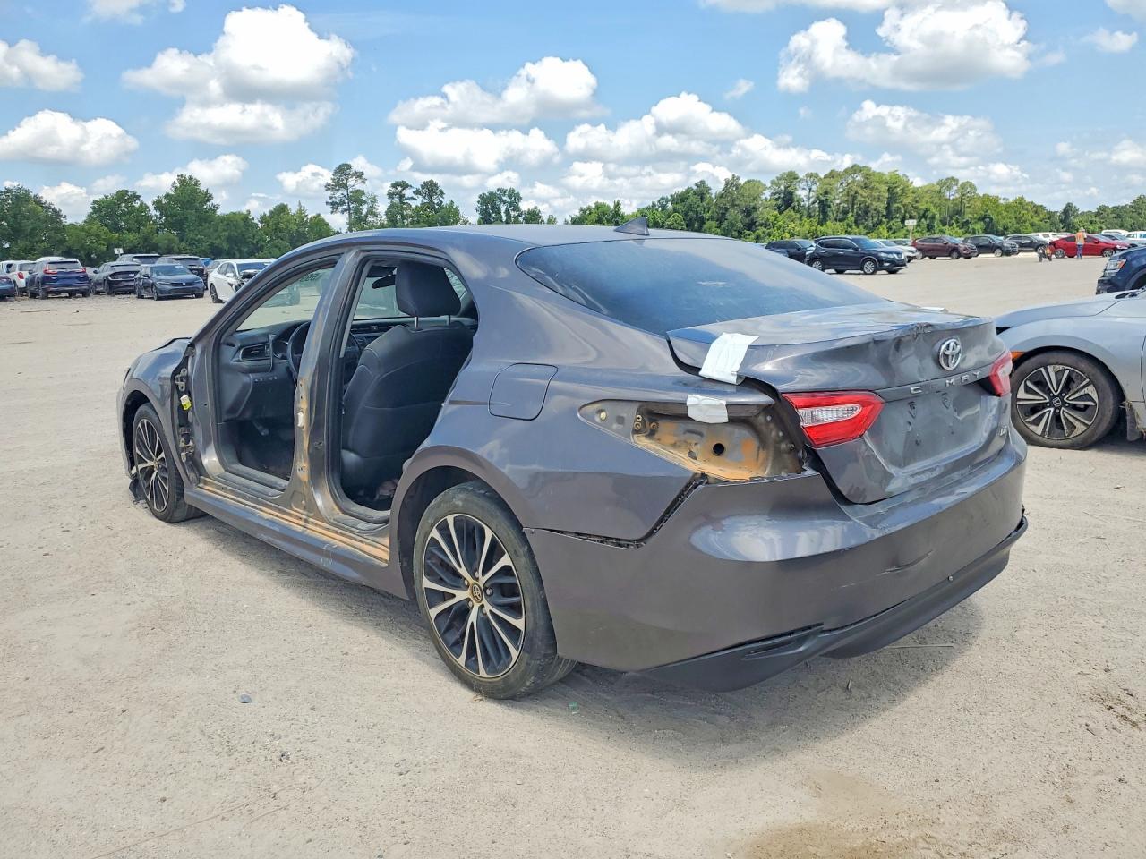 2020 Toyota Camry Se - Фото 2