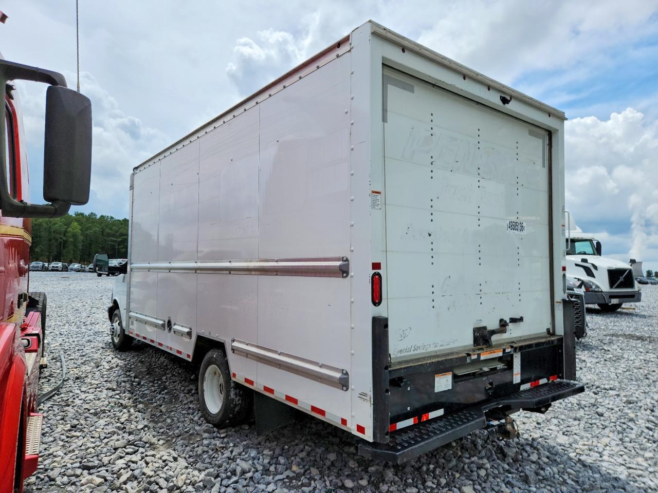 2022 GMC Savana Box Truck - Фото 2