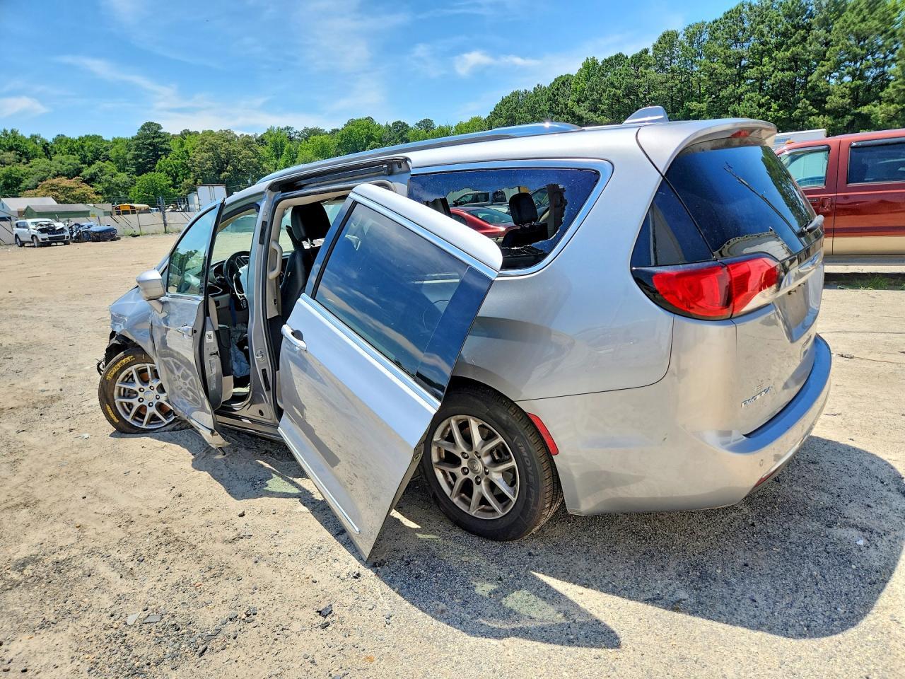 2020 Chrysler Pacifica Touring L - Image 2
