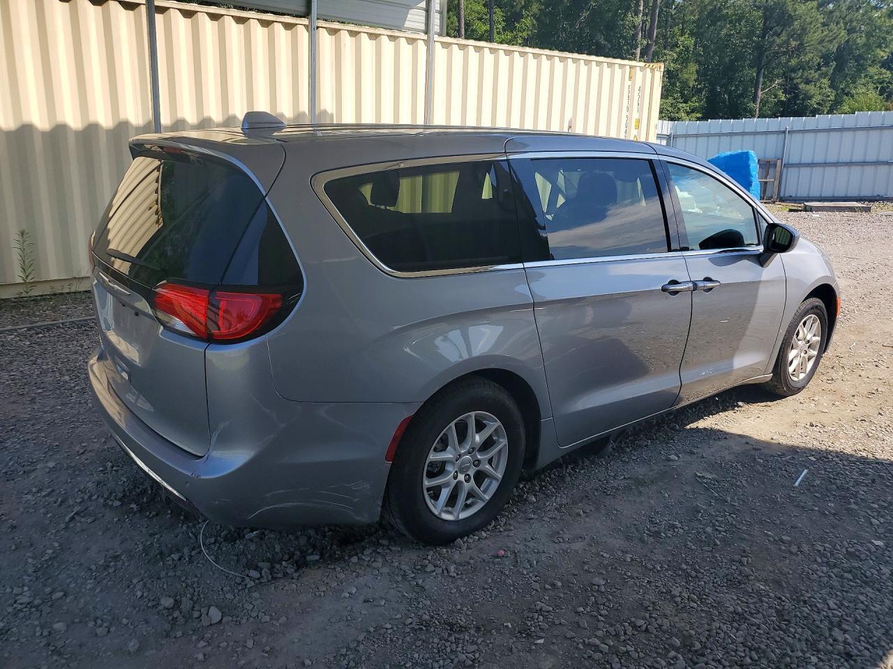 2020 Chrysler Pacifica Touring - Фото 3