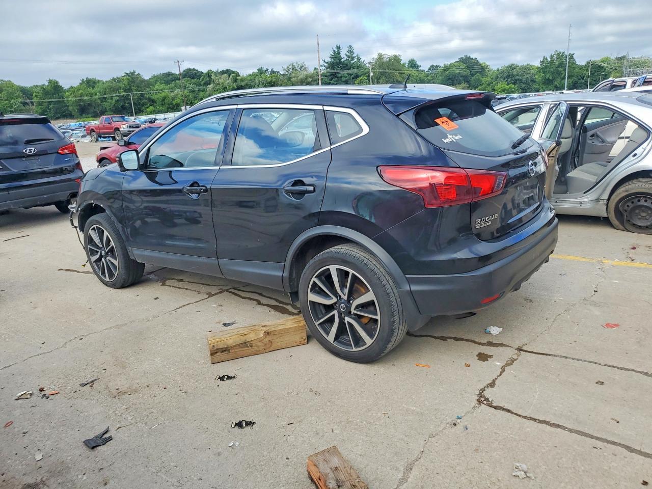 2018 Nissan Rogue Sport Sl - Image 2
