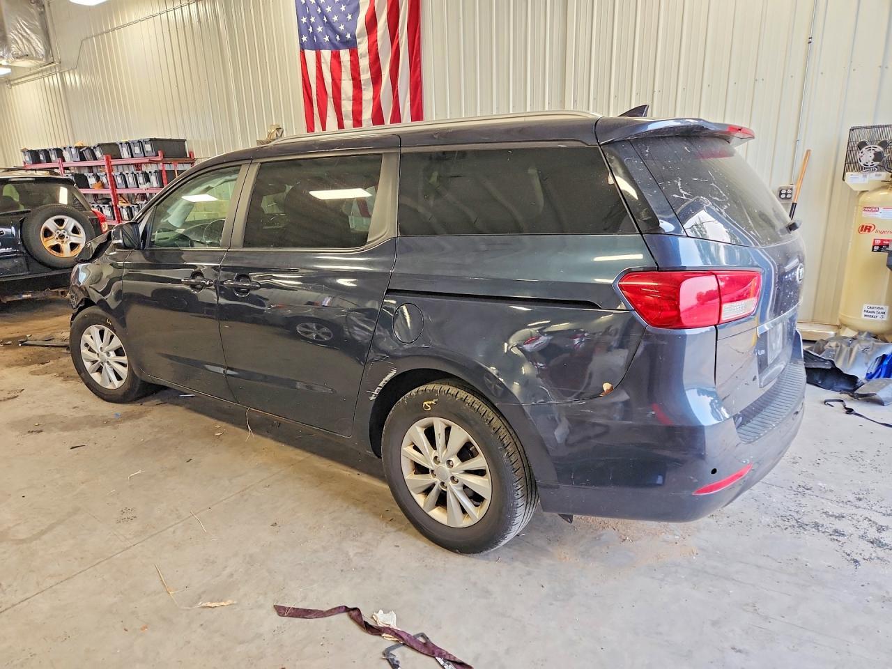 2017 Kia Sedona Lx - Image 2