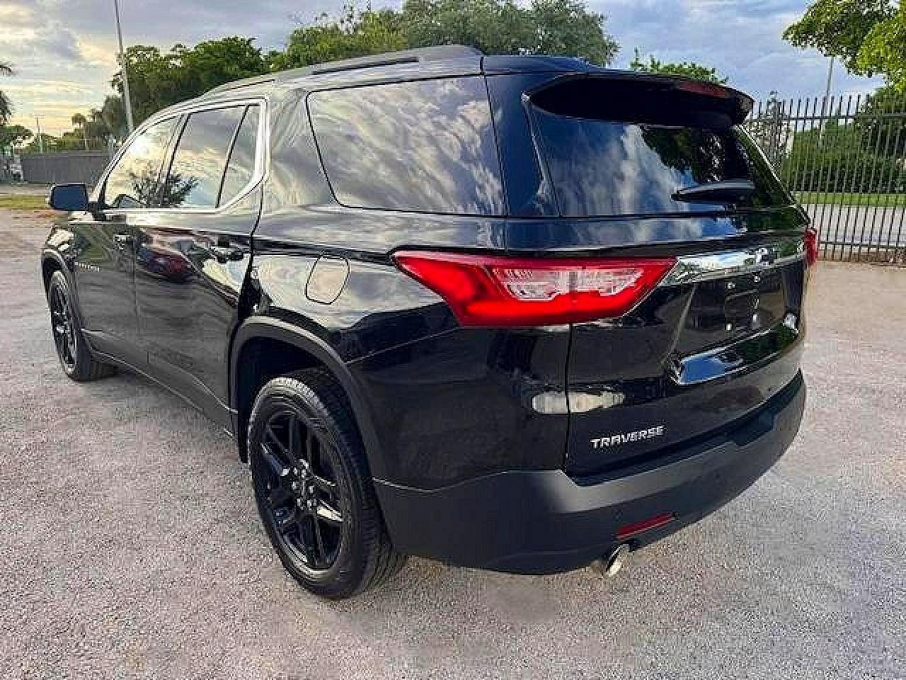 2021 Chevrolet Traverse Lt - Image 2