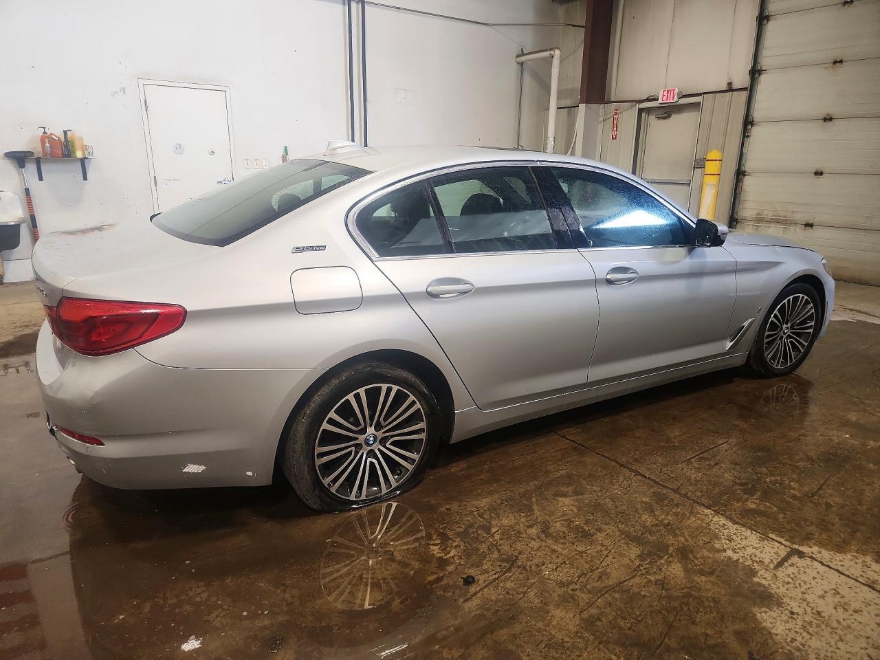 2019 BMW 530Xe - Фото 3