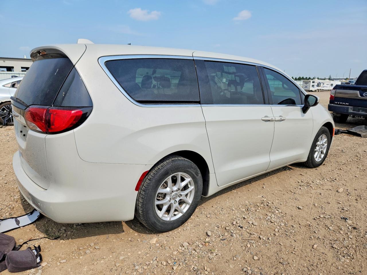 2017 Chrysler Pacifica Touring - Image 3