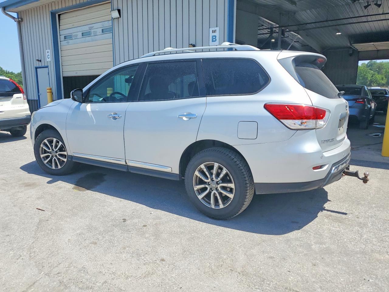 2013 Nissan Pathfinder S - Фото 2