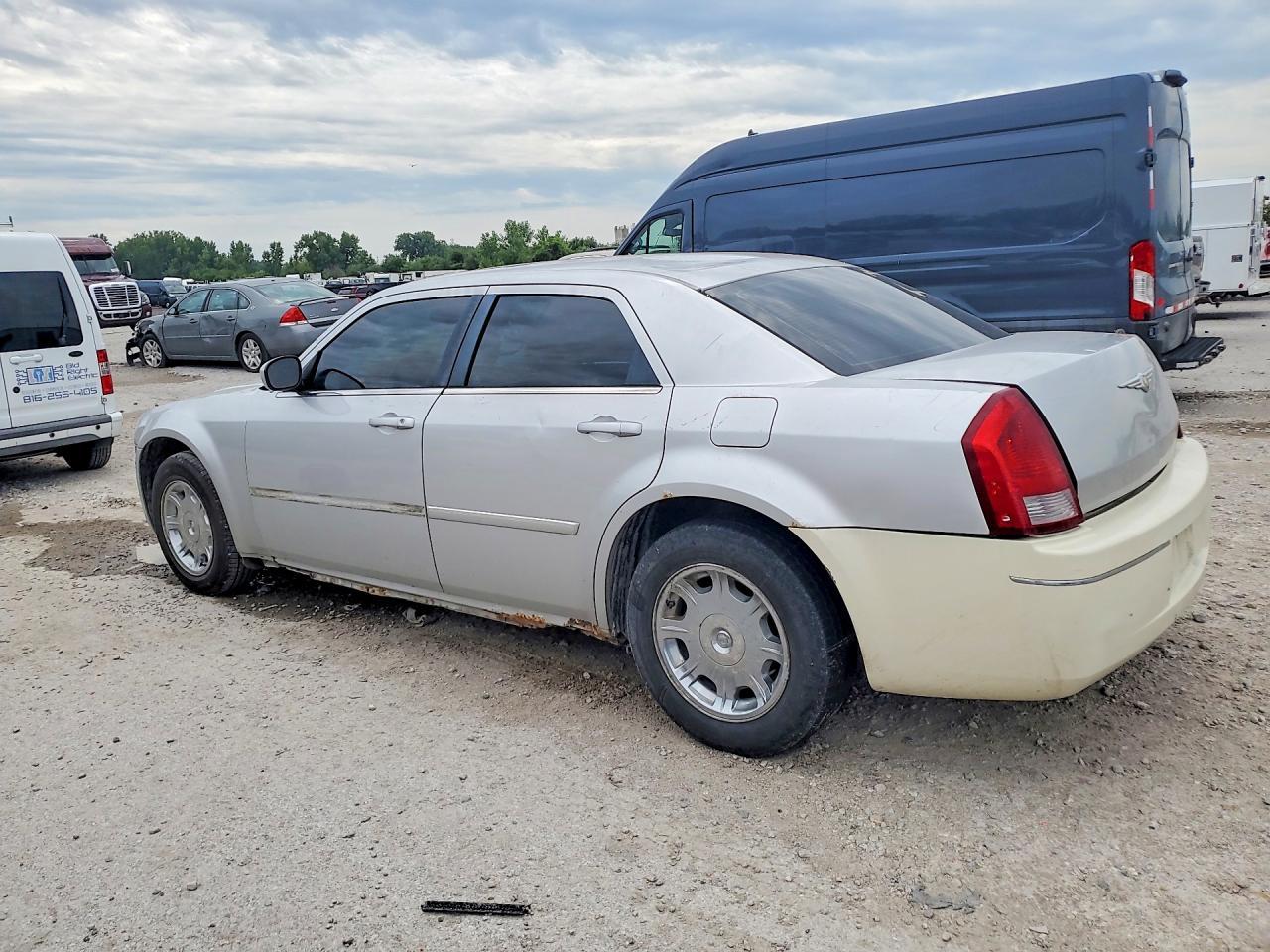 2006 Chrysler 300 Touring - Image 2
