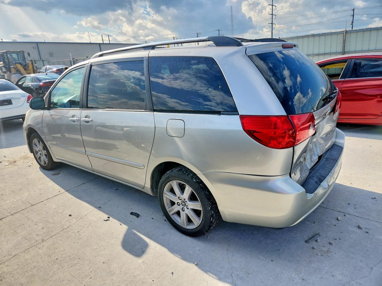 2008 Toyota Sienna Le 7-Passenger - Image 2