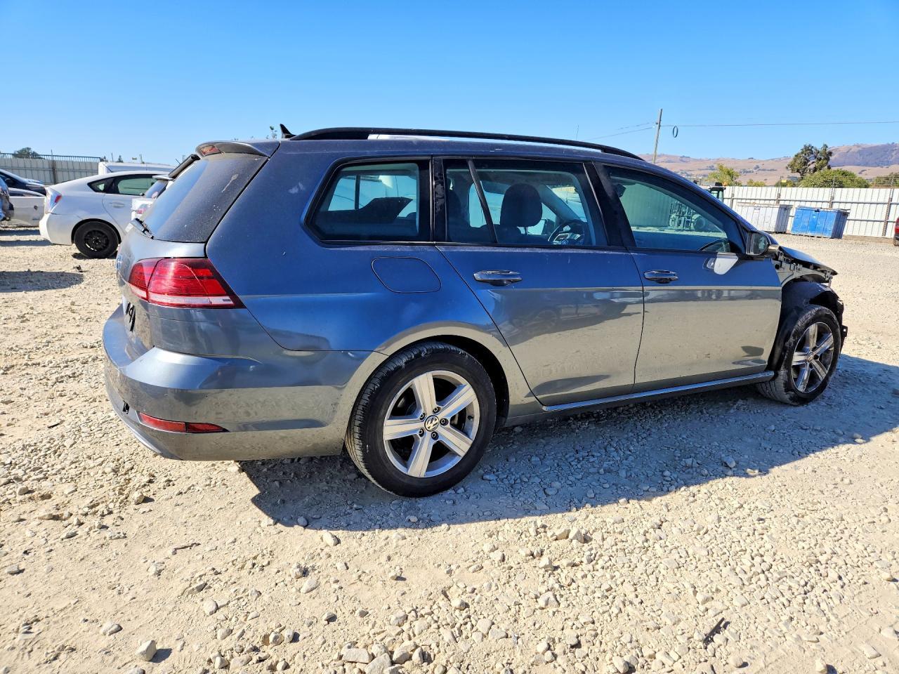 2018 Volkswagen Golf Sportwagen S/Se - Фото 3