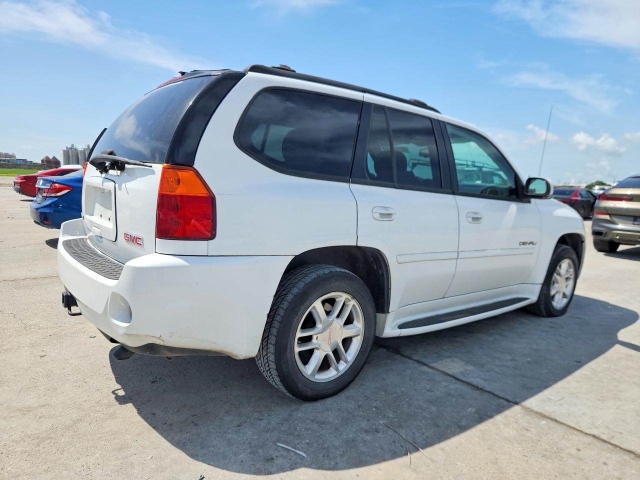 2007 GMC Envoy Denali - Image 3
