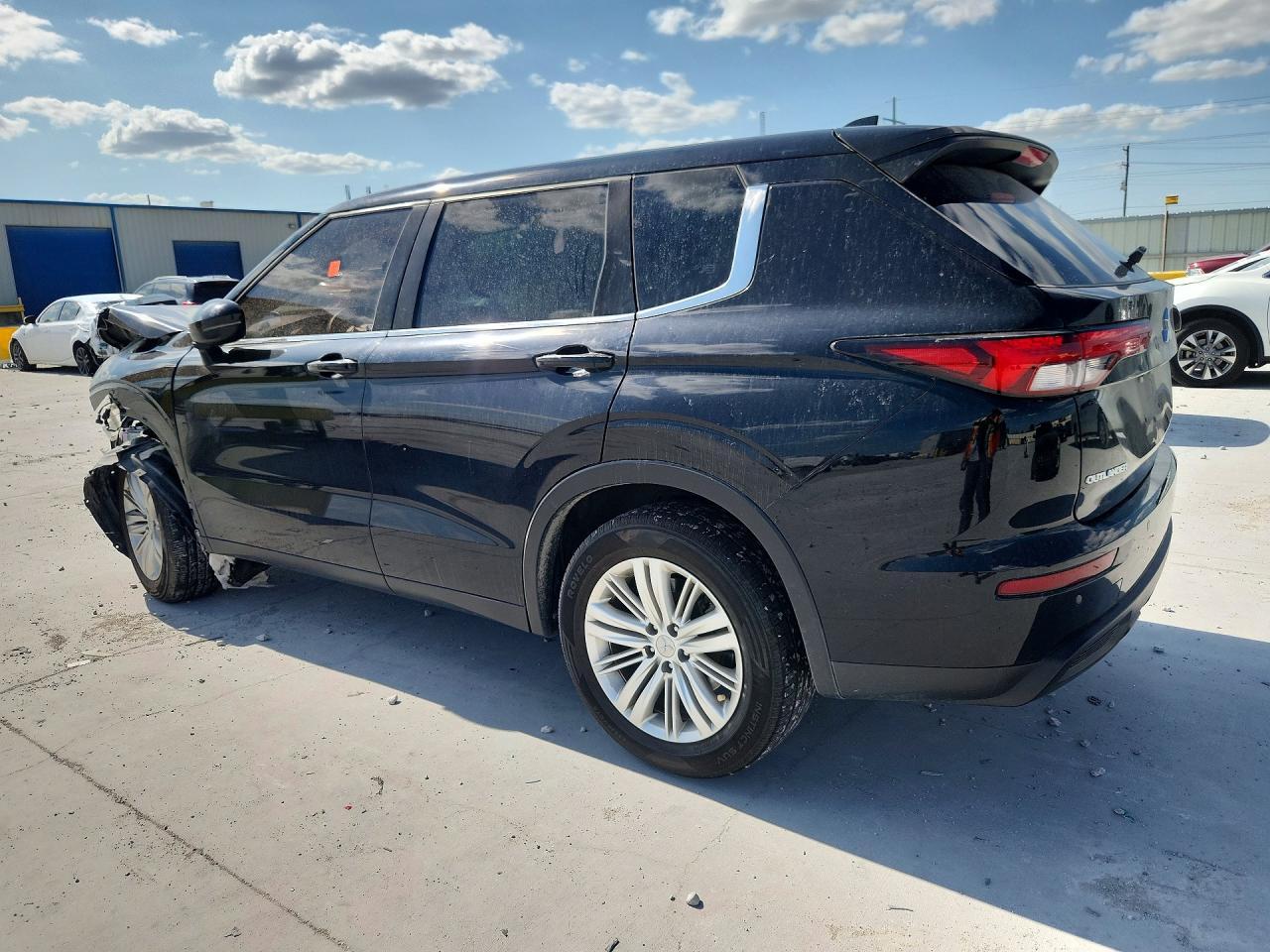 2022 Mitsubishi Outlander Es - Image 2