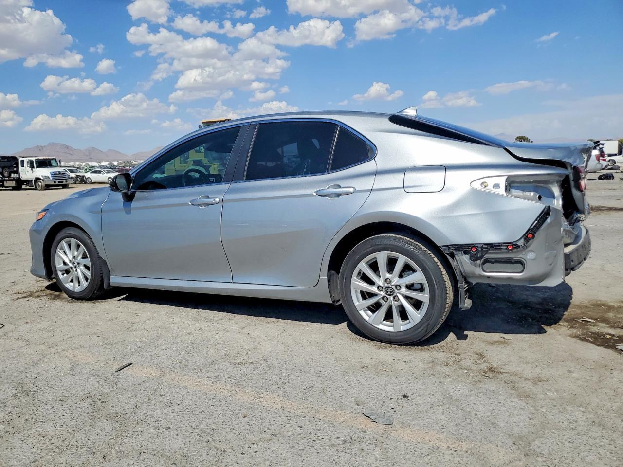 2023 Toyota Camry Le - Фото 2