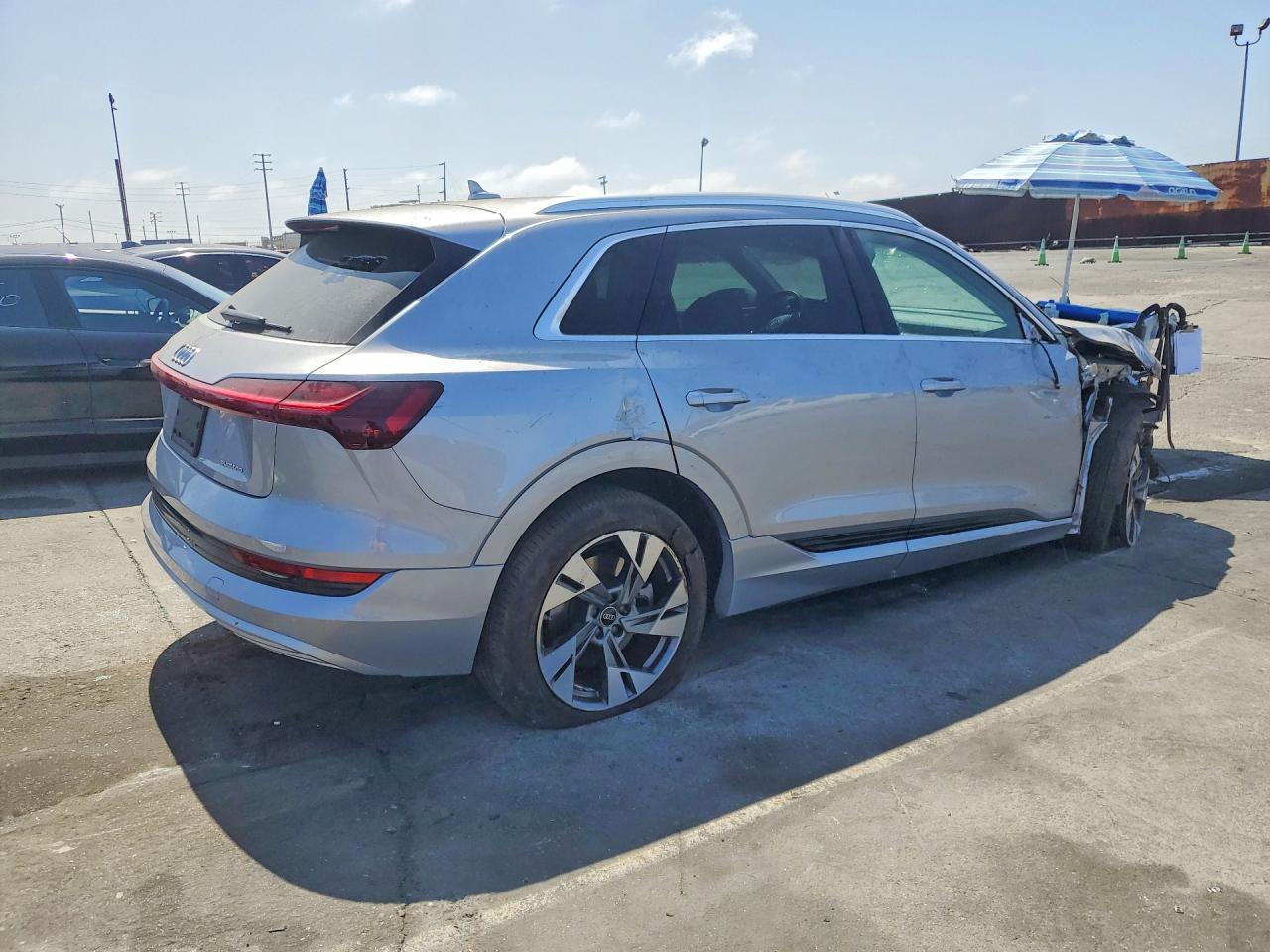 2022 Audi E-Tron Premium - Фото 3